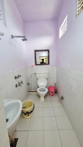 ein weißes Badezimmer mit Toilette und Waschbecken in der Unterkunft Hotel Paramount Palace in Pushkar