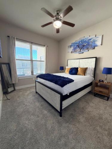 a bedroom with a bed and a ceiling fan at FIFA WORLD CUP! POOL VIEW! Near Dallas Love Field! Medical District! Downtown Dallas! in Dallas