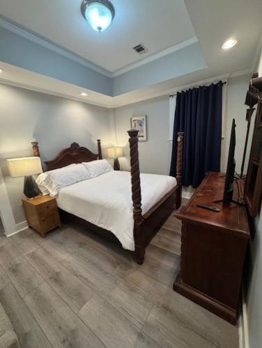 ein Schlafzimmer mit Bett, Schreibtisch und Fernseher in der Unterkunft Savanna in Atlanta