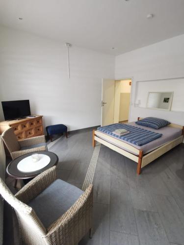 a bedroom with a bed and a table and chairs at Ferienwohnung-Monteurwohnung-Parkplatz in Meine
