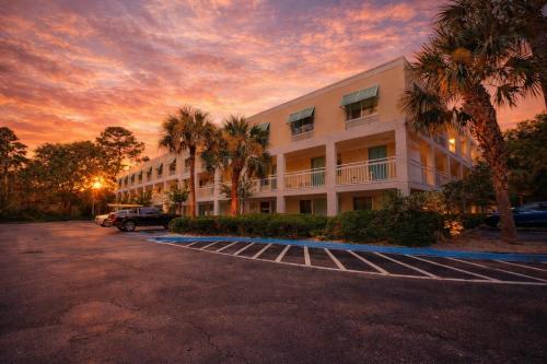 a parking lot in front of a large building at Hotel Carolina in Hilton Head Island