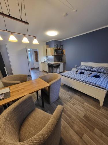 ein Schlafzimmer mit einem Bett, einem Tisch und Stühlen in der Unterkunft 12 Mohnblume - Hof Wiesengrund in Parchtitz