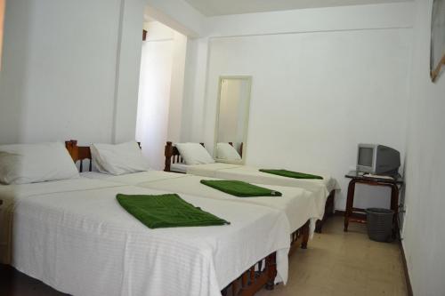 Una cama o camas en una habitación de Manson Hotel