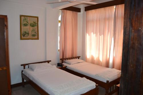 Una cama o camas en una habitación de Manson Hotel
