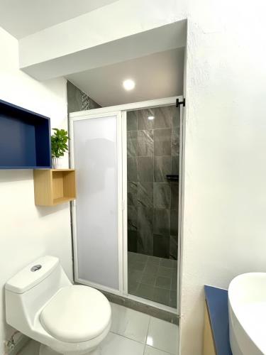a bathroom with a toilet and a shower at Living Alameda in Querétaro