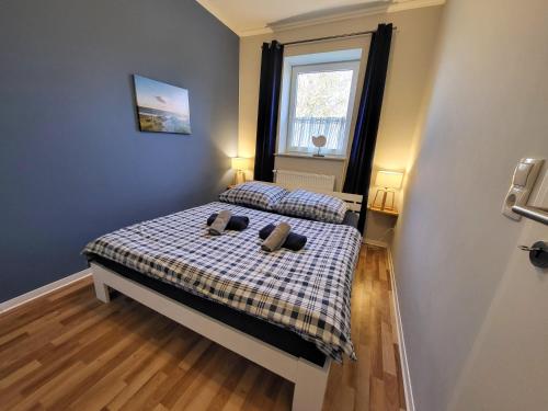 a bedroom with a bed with two pillows on it at 11 Haselnuss - Hof Wiesengrund in Parchtitz