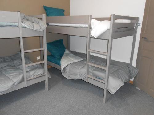 two bunk beds in a dorm room with at location Mirande 3 chamb 8 couchages 9 rue de soupon in Laruns