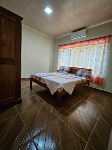 a bedroom with a bed and a window at The Green Lounge in Baskamp