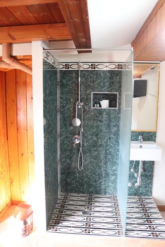eine Dusche mit Glasabtrennung im Badezimmer in der Unterkunft Hotel Sfinks Elbasan Albania in Elbasan