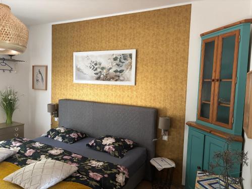 a small bedroom with a bed and a picture on the wall at AMD Chalet in Stang bei Hatzendorf