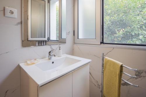 a bathroom with a sink and a mirror at Quinta de São Caetano - São Miguel Açores in Populo