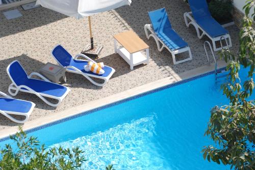 an overhead view of a swimming pool with chairs and an umbrella at Villa Desert Rose in Luxor