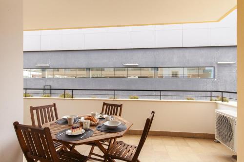A04 - Large Modern 1 bed Apartment with Pool