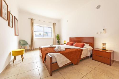 A04 - Large Modern 1 bed Apartment with Pool
