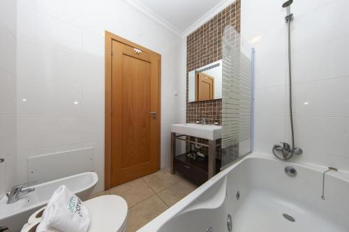 A04 - Large Modern 1 bed Apartment with Pool