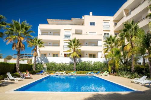 A04 - Large Modern 1 bed Apartment with Pool