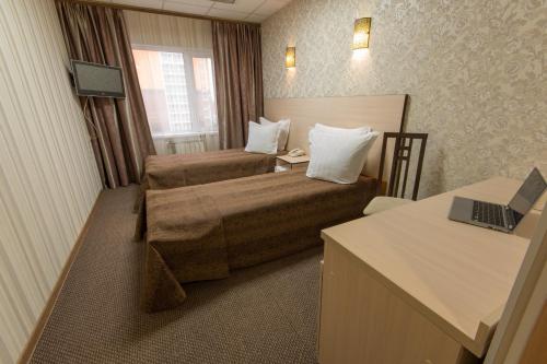 Giường trong phòng chung tại Cherniy Mys Hotel