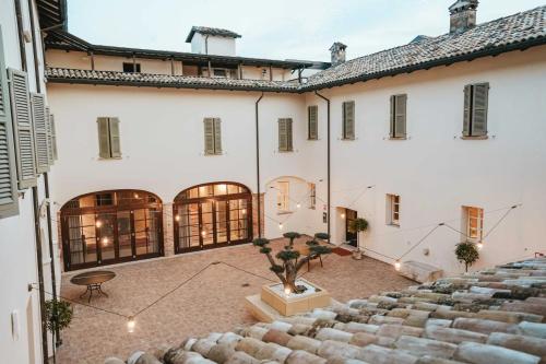 an aerial view of the courtyard of a building at Locanda del lupo in Soragna