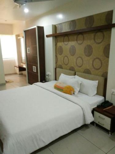 Una cama o camas en una habitación de Hotel Kalinga Lake View