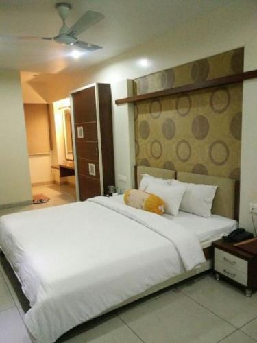 Una cama o camas en una habitación de Hotel Kalinga Lake View