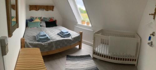 a small bedroom with a bed and a window at Annekset - Bjørnø in Faaborg