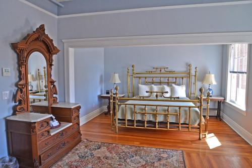a bedroom with a large bed and a large mirror at Castaneda Hotel in Las Vegas