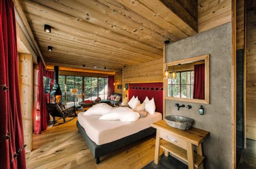 a bedroom with a bed in a room at Mons Silva Private Luxury Chalets in Racines