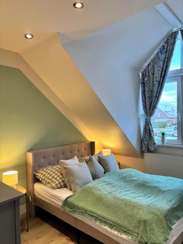 a bedroom with a bed and a window at 4 Zimmer Ostseetraum in Gneversdorf