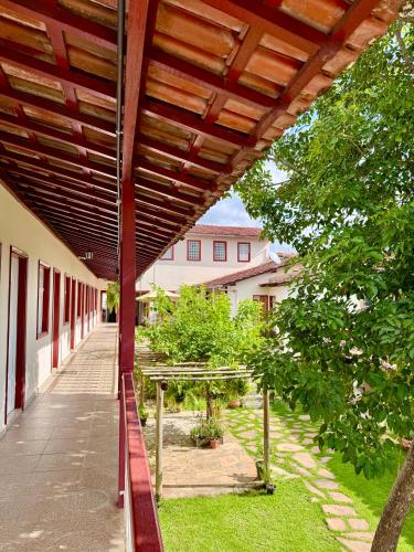 ein Gebäude mit einem Holzdach und einem Picknicktisch in der Unterkunft Antolina Hotel in Goiás