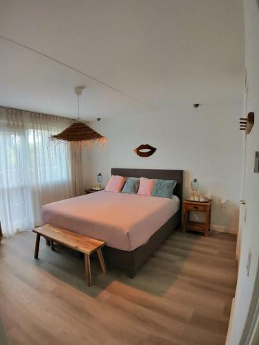 una camera da letto con un letto grande e un tavolo di Residence Piscadera Bay a Willemstad