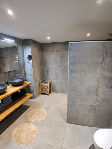 un bagno con doccia e lavandino di Residence Piscadera Bay a Willemstad