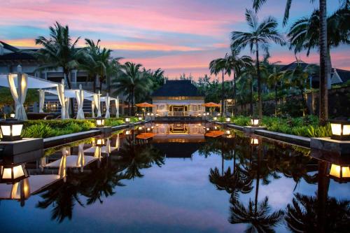 The St. Regis Le Morne Resort, Mauritius — Property building