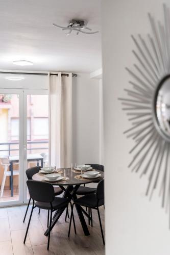 a dining room with a table and chairs and a mirror at Apartamento Ponent Stays in Almacellas
