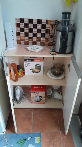 ヴロラにあるTonia&Sionのコーヒーメーカーが置かれたキッチンの棚