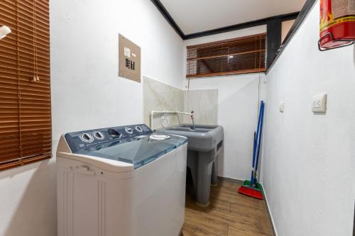 a bathroom with a sink and a washing machine at San Gabriel Apartments in Fortuna