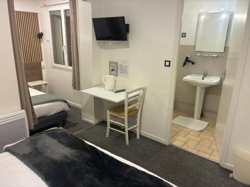 a small room with a bed and a sink and a room with a bed at Villa Hotel in Troyes