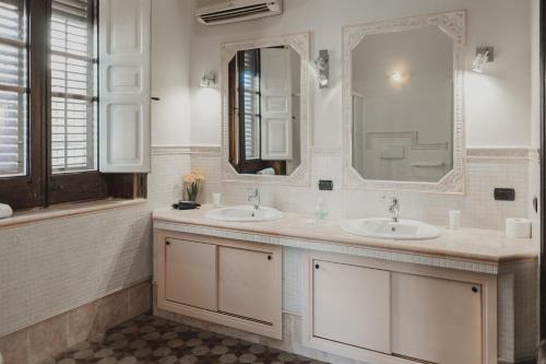 a bathroom with two sinks and a large mirror at Golden house in Cefalù