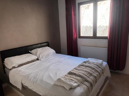 a bed in a bedroom with a window at Casa Laguna in Iznájar