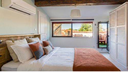 sypialnia z dużym łóżkiem i oknem w obiekcie Loft 9 Rue Fermat w Tuluzie