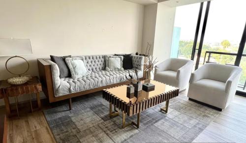 a living room with a couch and a table at Habitación en departamento de Lujo in Guadalajara