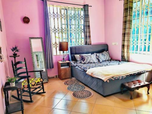 Spacious Queen Room Near Bojo & Kokrobite Beaches