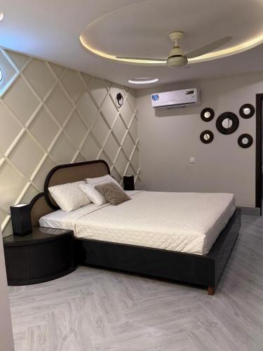 a bedroom with a bed and a ceiling at Serenity Residence Room Studio 1BHK in Rachiāl