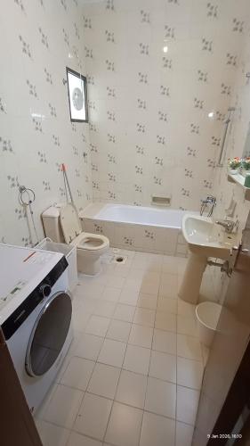 Ванна кімната в Abu Dhabi Studio