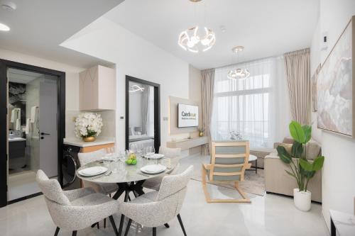 Luxury 1BR - Miracle Garden View - Skyz in Arjan
