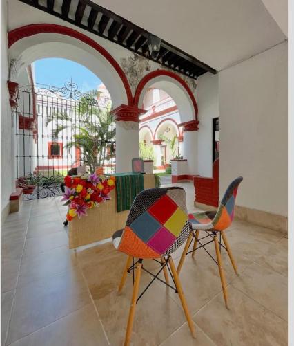 a room with two chairs and a table at Casa Santo benito in Atlixco