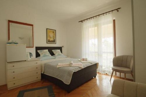 Rooms with a parking space Rovinj - 2245