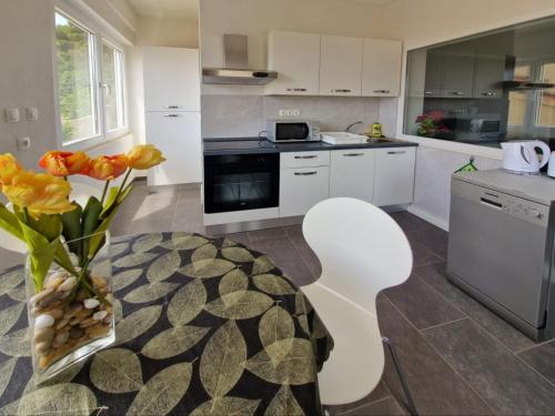 Apartments with parking space Makarska - 18213