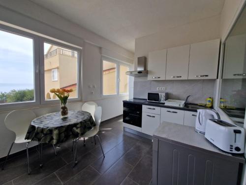Apartments with parking space Makarska - 18213