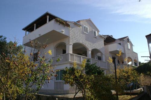 Apartments with parking space Supetar, Brac - 2956