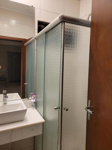 a bathroom with a glass shower with a sink at Duplex Premium - Best Place in CDE in Ciudad del Este